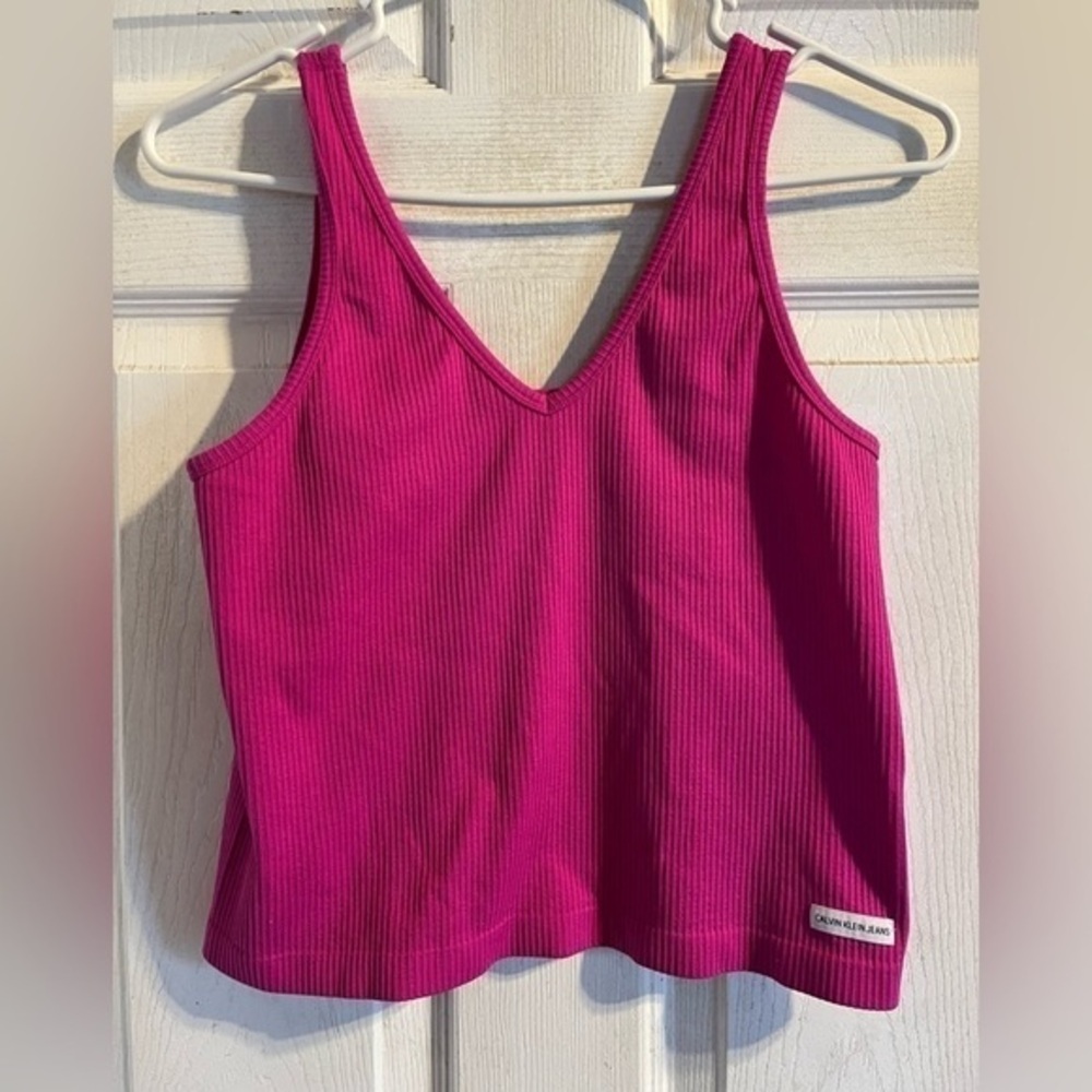 Calvin Klein Women’s Medium Seamless‎ Cropped V-Neck Tank Hot Pink